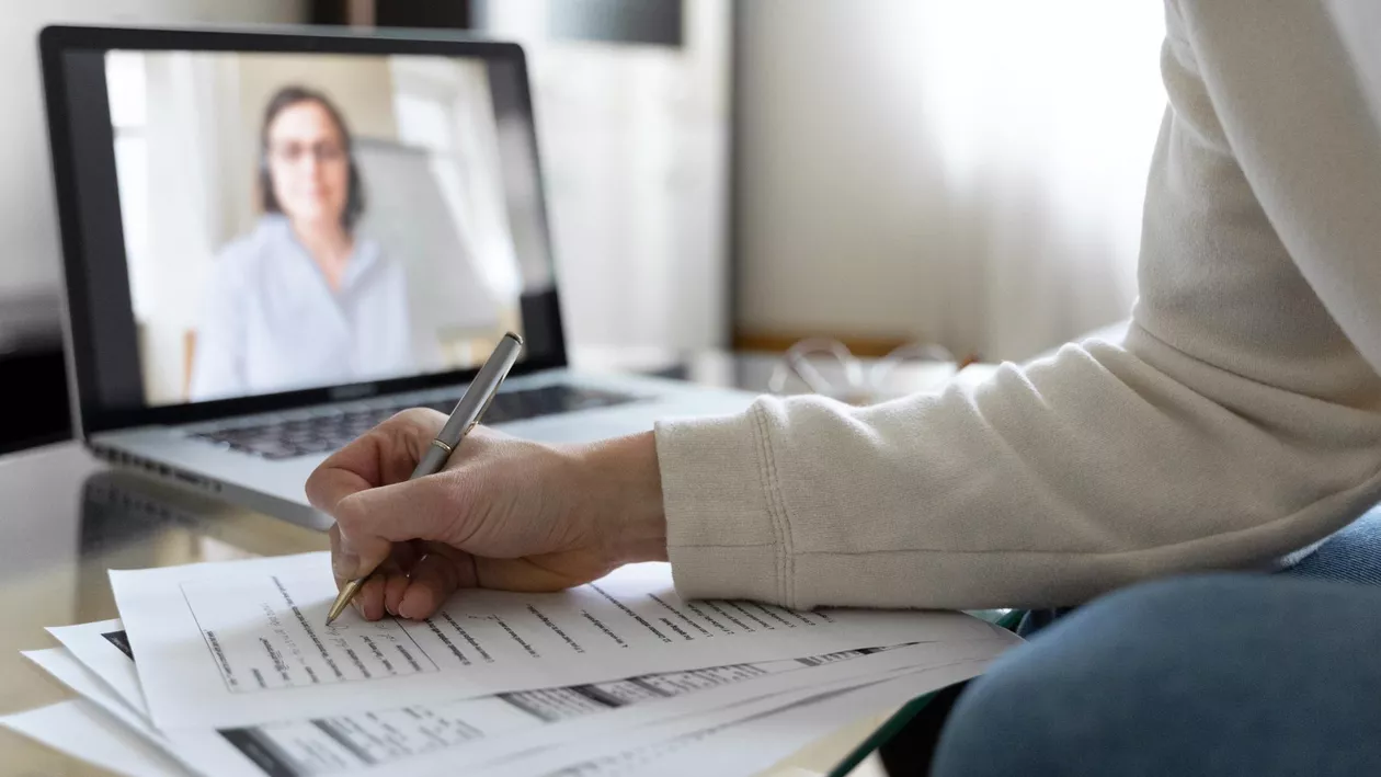 Universitățile pot continua orele online pentru „o perioadă optimă de tranziție”