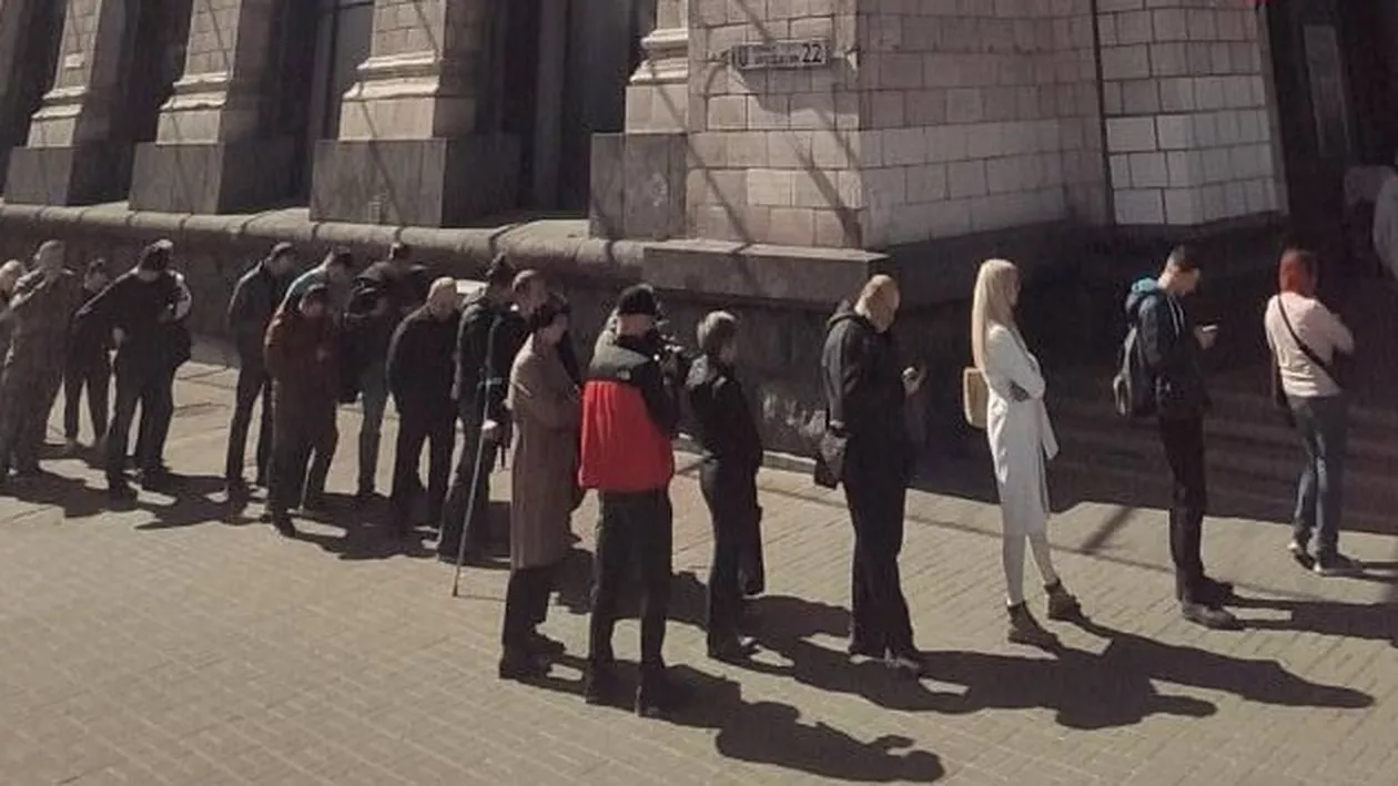 Coadă la oficiul poștal din Kiev. Ucrainenii așteaptă să cumpere timbre cu crucișătorul rus Moskva