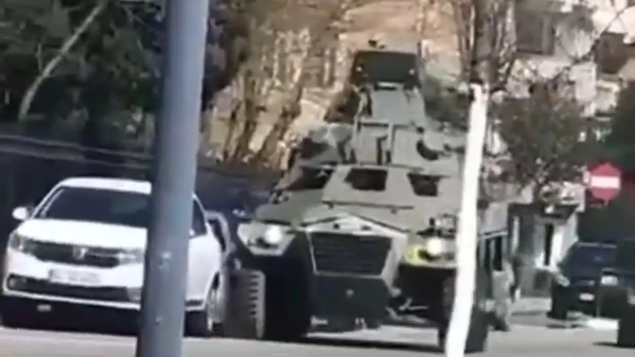 Momente neobișnuite în Râmnicu Vâlcea: Un tanc a intrat în mașinile parcate pe un bulevard