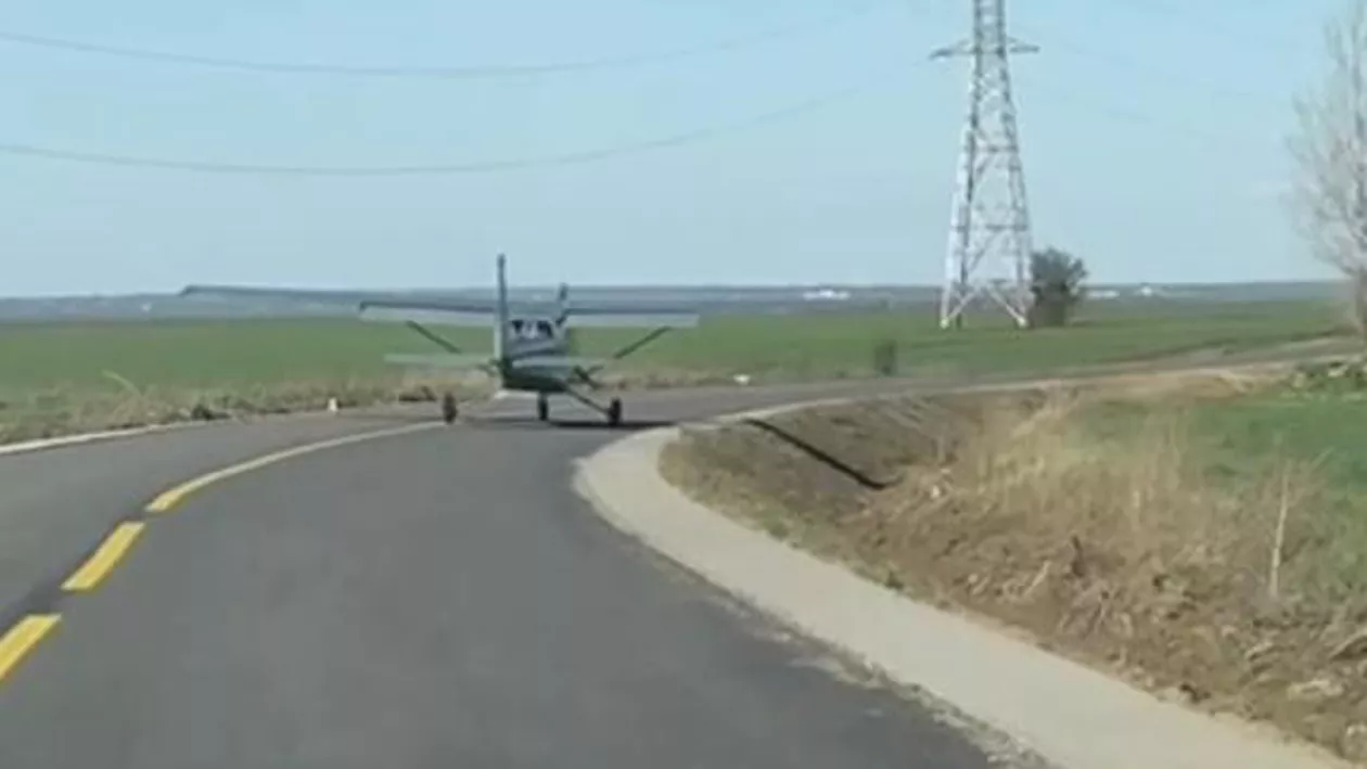 Un avion de dimensiuni reduse a ajuns pe o șosea din România alături de alte mașini aflate în trafic (FOTO)