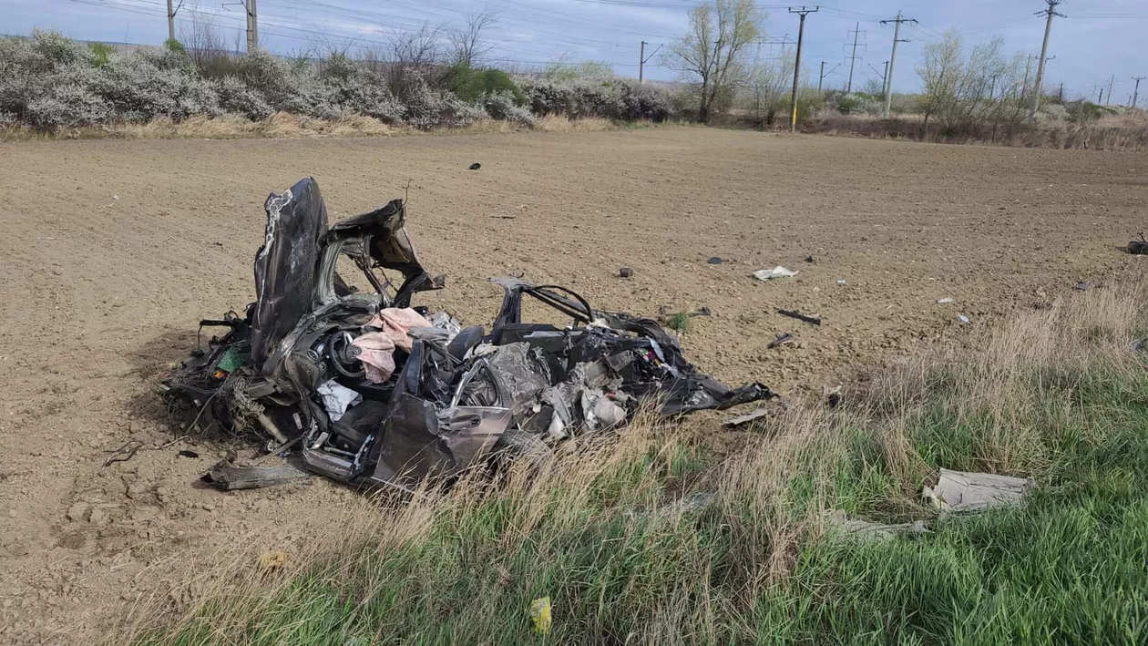 Accident cu trei morți și patru răniți, în Bacău. Patru autoturisme s-au lovit violent (FOTO)