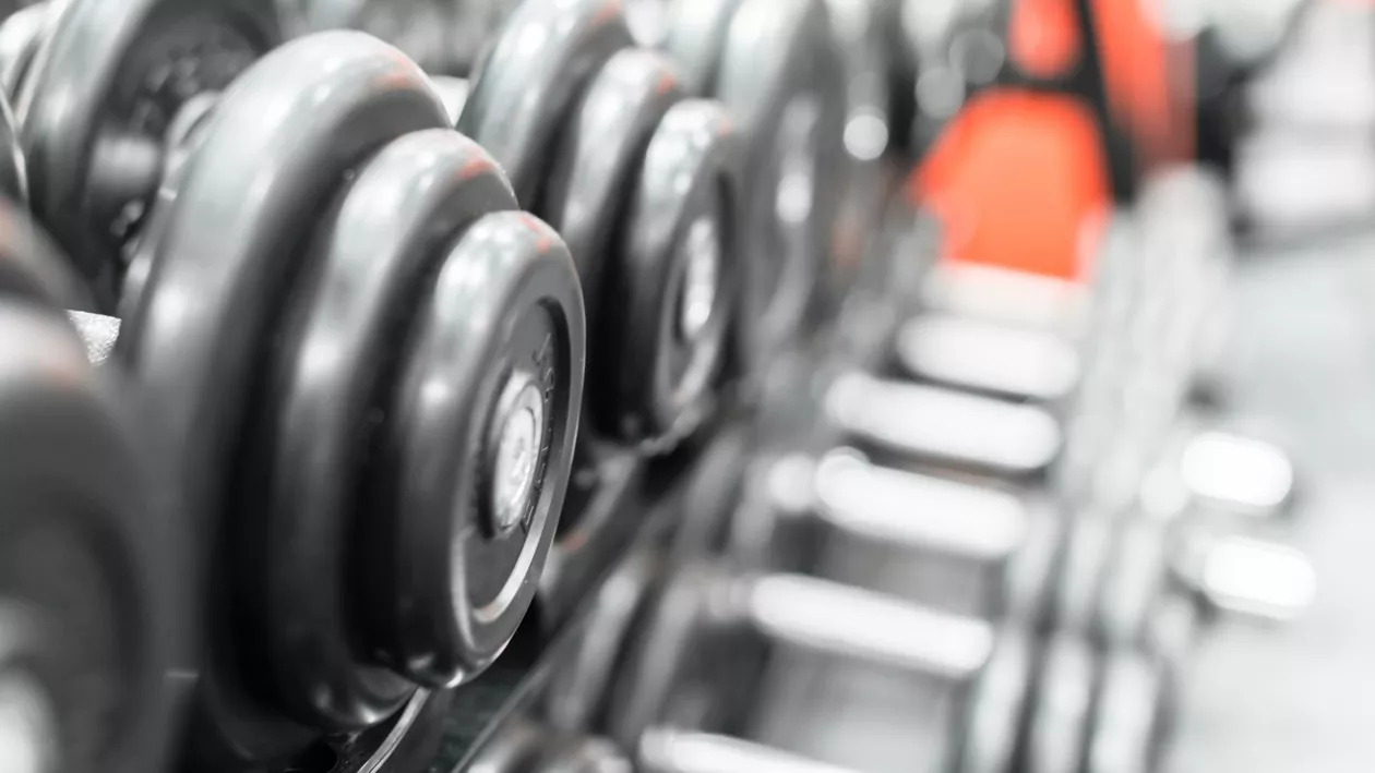 Un tânăr din Vaslui a ajuns în comă la spital după ce o bară de greutăți i-a căzut pe gât