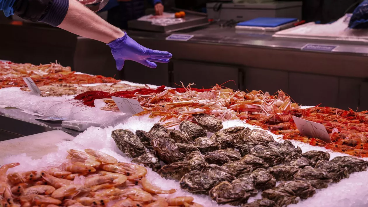 Magazinele Metro restrag de la vânzare fructele de mare. Un tip de scoici au fost contaminate cu listeria