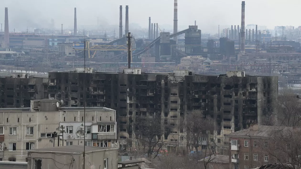 Înainte să se predea, un militar britanic care luptă în Mariupol i-a dat un ultim telefon mamei sale. „Au opus o rezistență dată naibii”