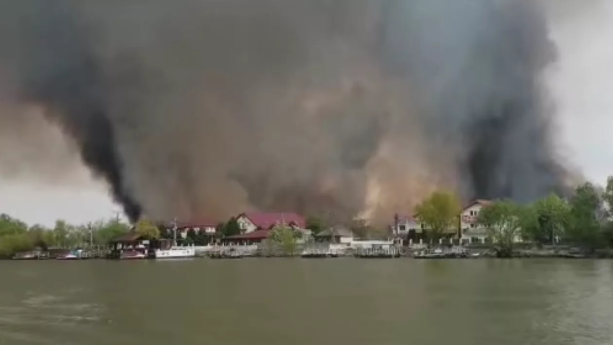 Incendiu în Delta Dunării: De la stufăriș, focul s-a extins până în apropierea locuințelor (VIDEO)