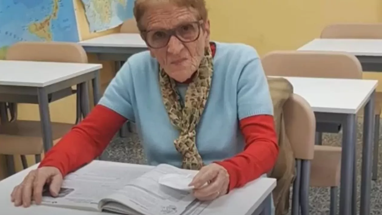 O femeie de 90 de ani a revenit la școală, după ce a abandonat-o din cauza războiului: Colegii de clasă sunt ca nepoții mei