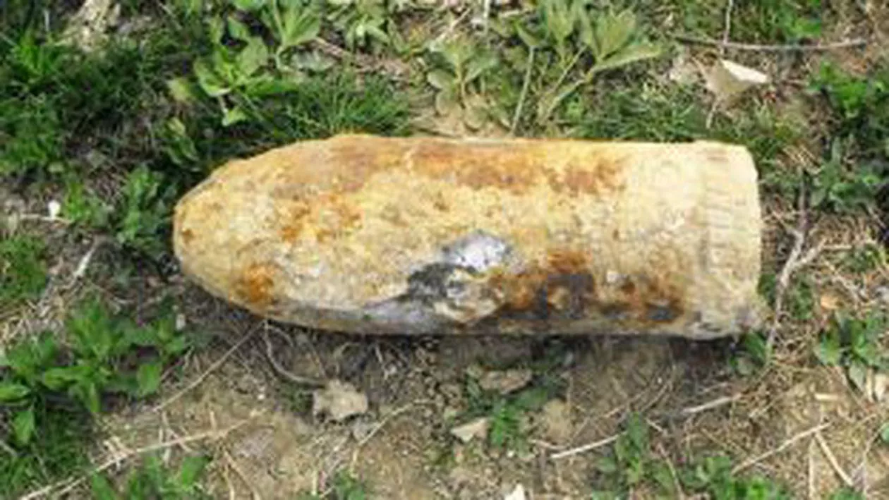 O elevă din Republica Moldova a adus la școală un obuz din Al Doilea Război Mondial