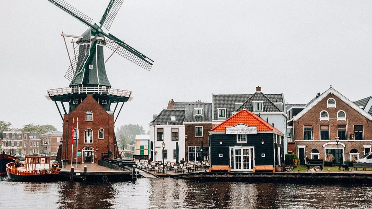 Olanda trimite vehicule blindate și alte arme grele în Ucraina