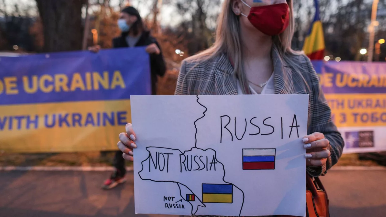 Protest în faţa Ambasadei Rusiei la București. Manifestanții au afișat mesaje precum „Putin, jos mâinile de pe Ucraina!” și „Încetaţi finanţarea războiului!”