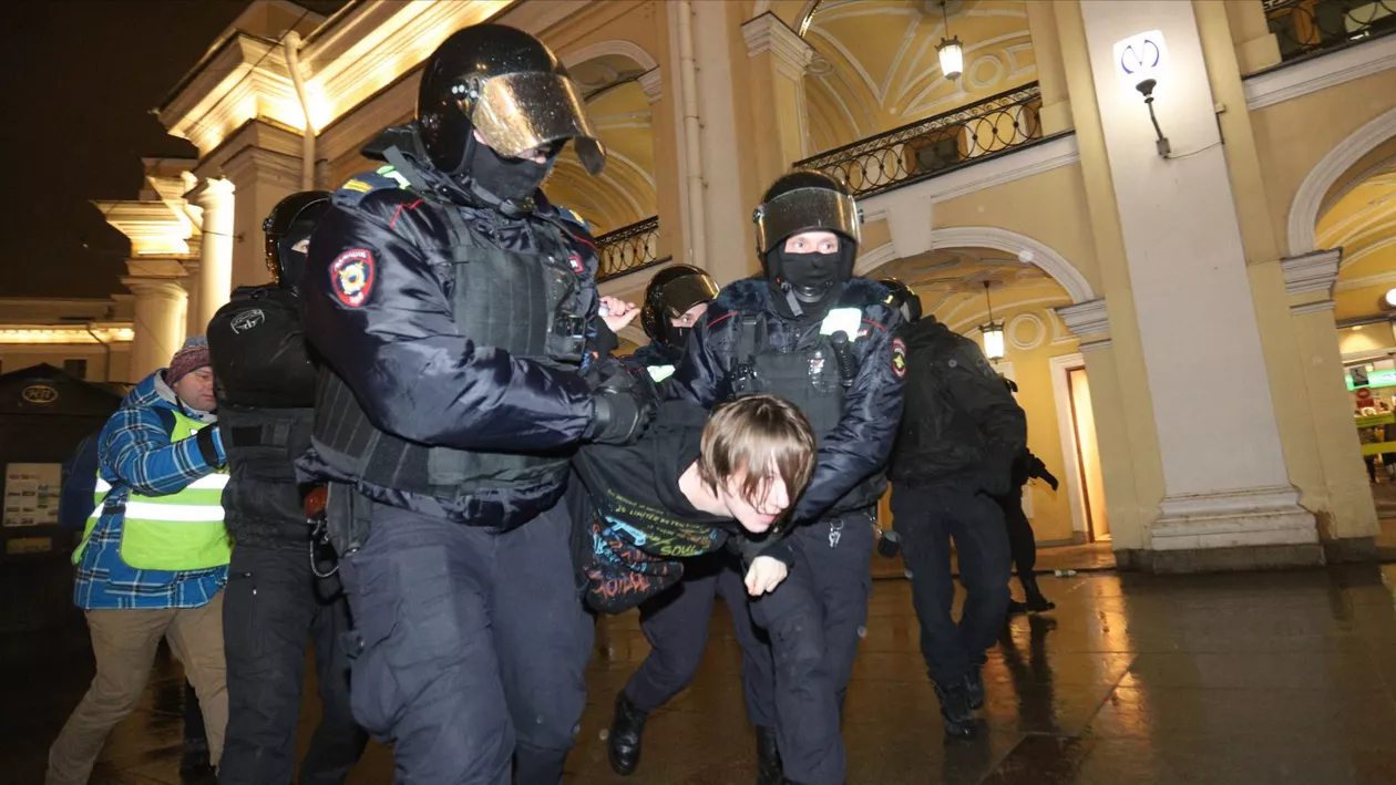 Peste 200 de persoane arestate în Rusia, în timpul protestelor faţă de războiul din Ucraina. Au fost ridicați inclusiv oameni care stăteau pe bănci într-un parc
