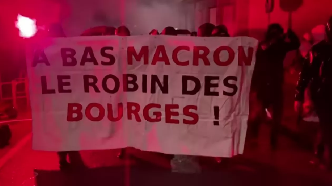 Proteste în Franța, după victoria lui Macron. Protestatarii au incendiat o mașină de poliție în Lyon