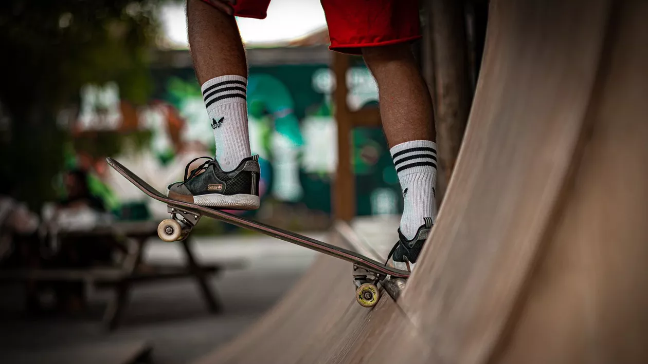 Noi sporturi recunoscute în România: skateboard, arc istoric și roundnet