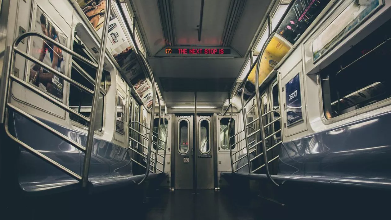 Momente de panică la metrou. Unei femei i s-a făcut rău și a căzut sub trenul aflat în mișcare (VIDEO)