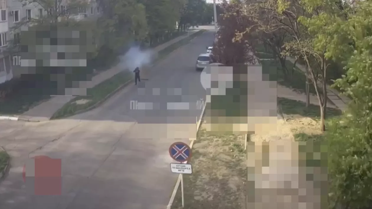 Primele imagini cu atacul asupra Serviciului de Securitate din Transnistria. Trei bărbați, surprinși în timp ce lansează grenade