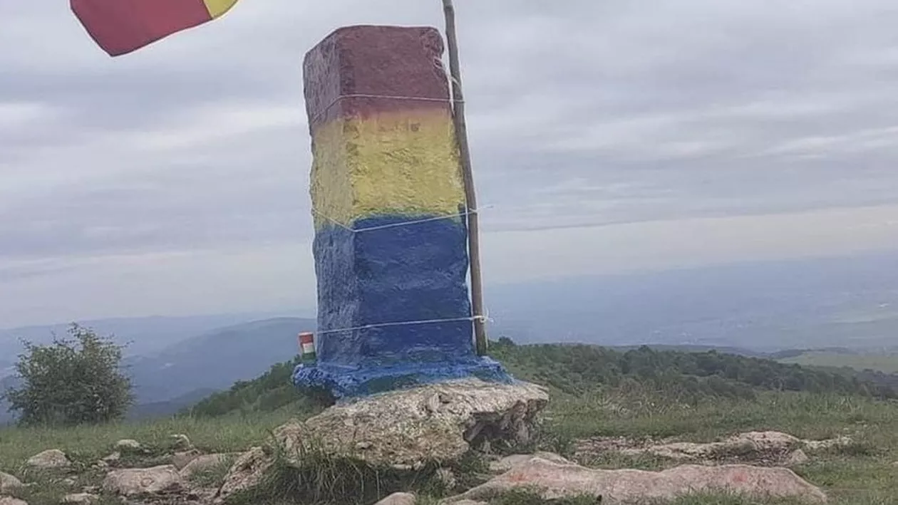 Borna de pe Piatra Secuiului, vopsită în culorile naționale ale Ungariei, este acum pictată în tricolorul românesc