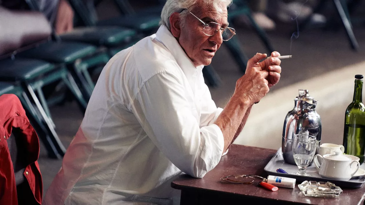 Bradley Cooper se transformă în Leonard Bernstein în “Maestro”, un film regizat chiar de el