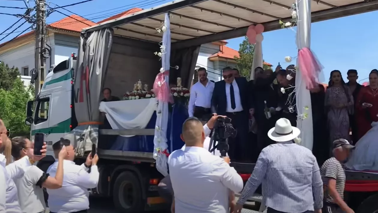 O nuntă ca în povești, în județul Mehedinți! Mirii de 11 și 12 ani, duși cu TIR-ul la biserică din Strehaia (video)