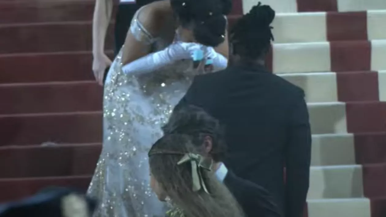Logodna de milioane, la Met Gala 2022. O vedetă a fost cerută în fața camerelor (video)