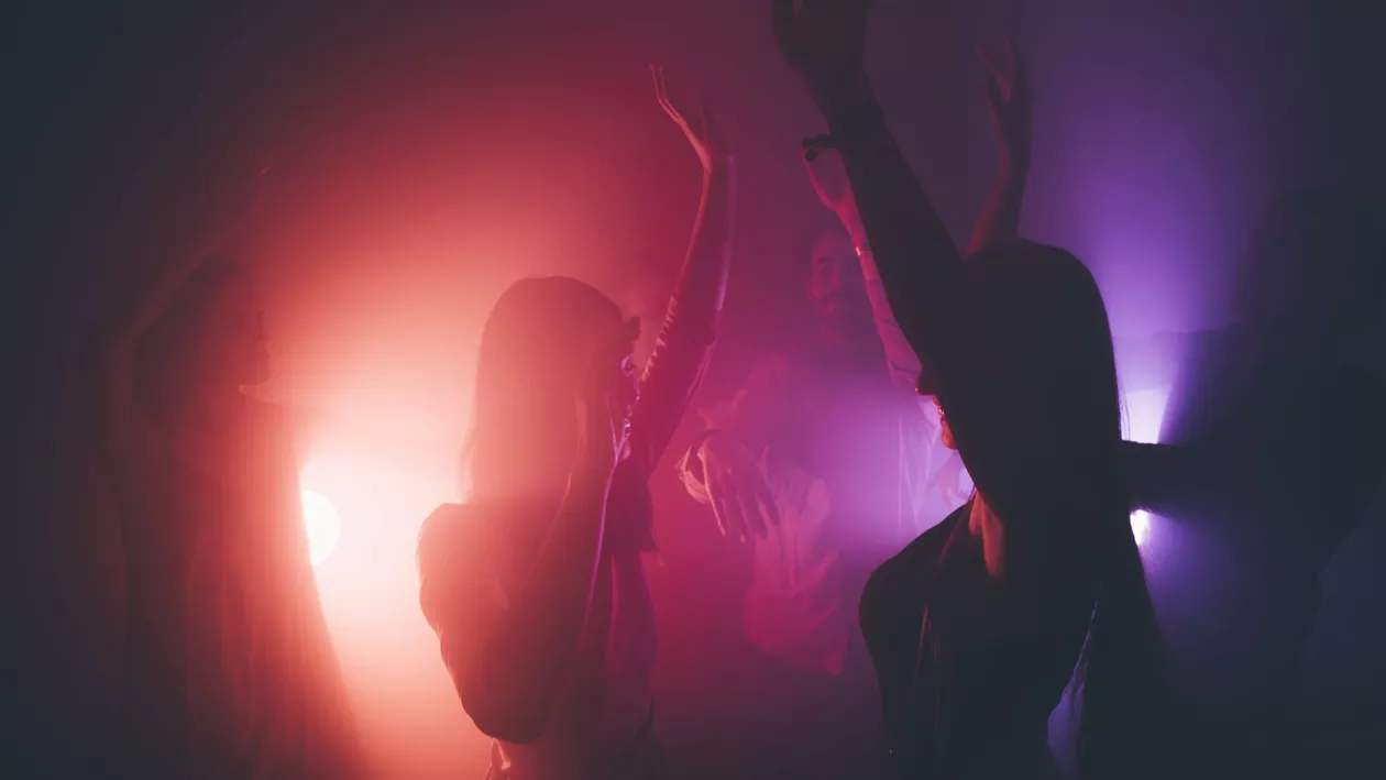 Distracție ca înainte de pandemie pe litoralul românesc. Stațiunile sunt arhipline de 1 mai (VIDEO)