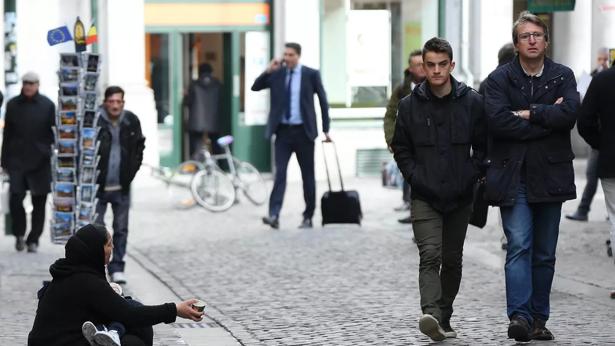 Rețea de cerșetori români, destructurată la Paris. Femeile purtau haine musulmane și erau însoțite de copii