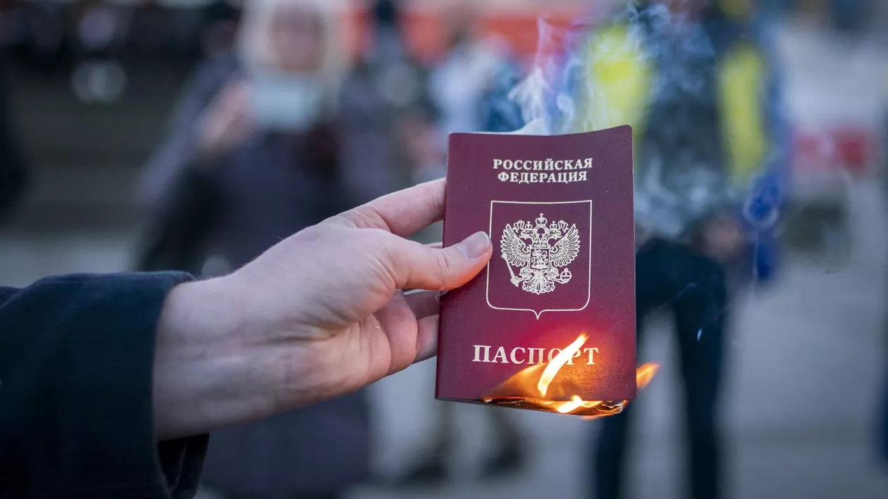 Kievul consideră „nul” decretul prin care ucrainenii din Herson primesc paşapoarte ruseşti: „Este o încălcare flagrantă a suveranităţii”