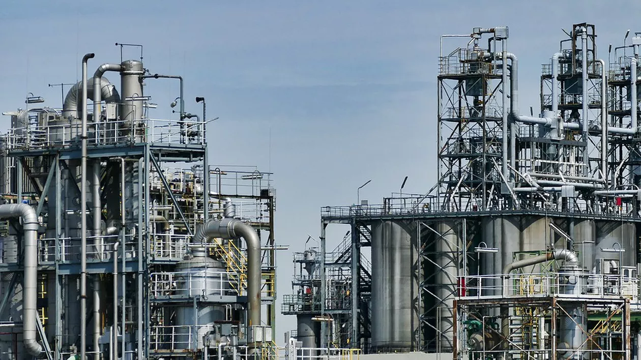 Petrolul este în cădere liberă. Analiști: Prețurile pot coborî sub 65 de dolari/ baril