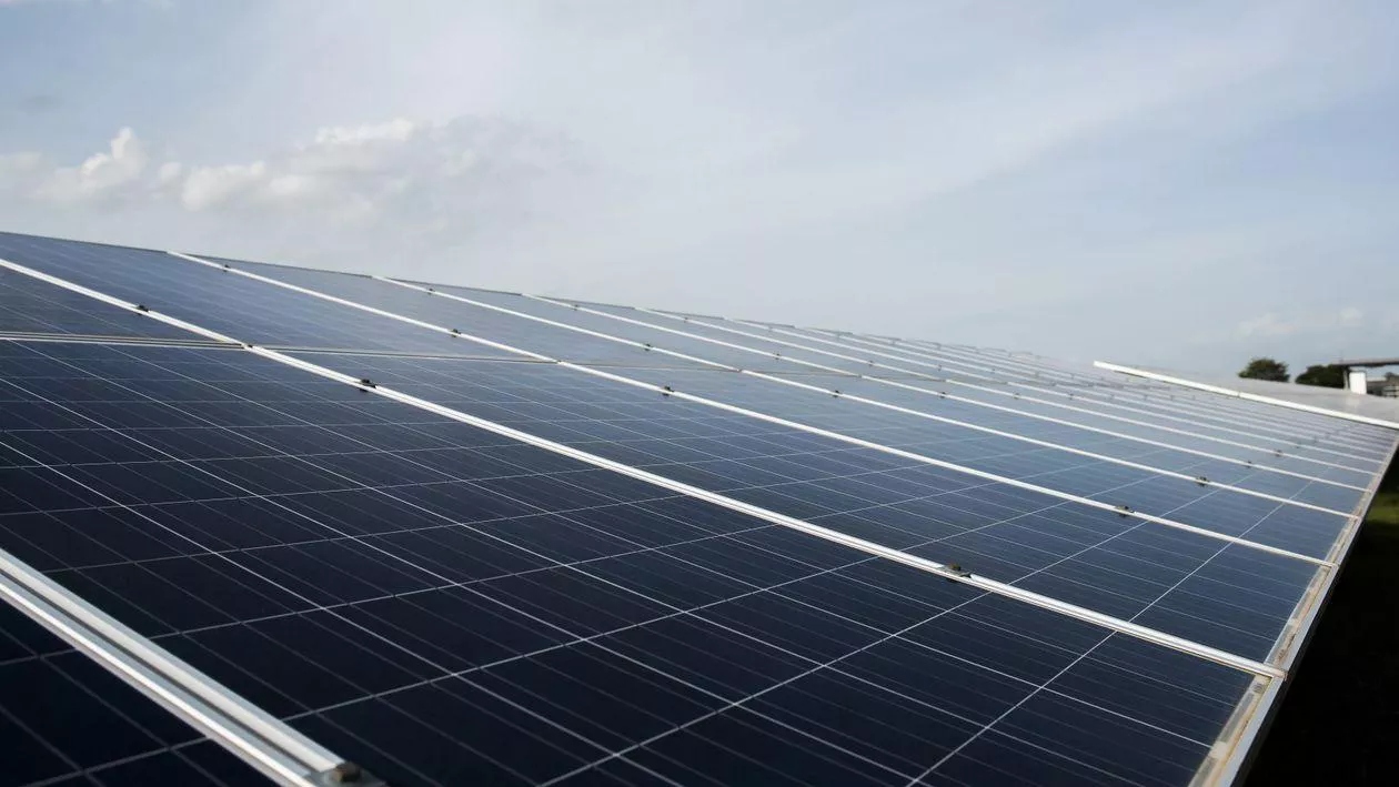 Financial Times: UE ar putea introduce obligativitatea dotării clădirilor noi cu panouri solare