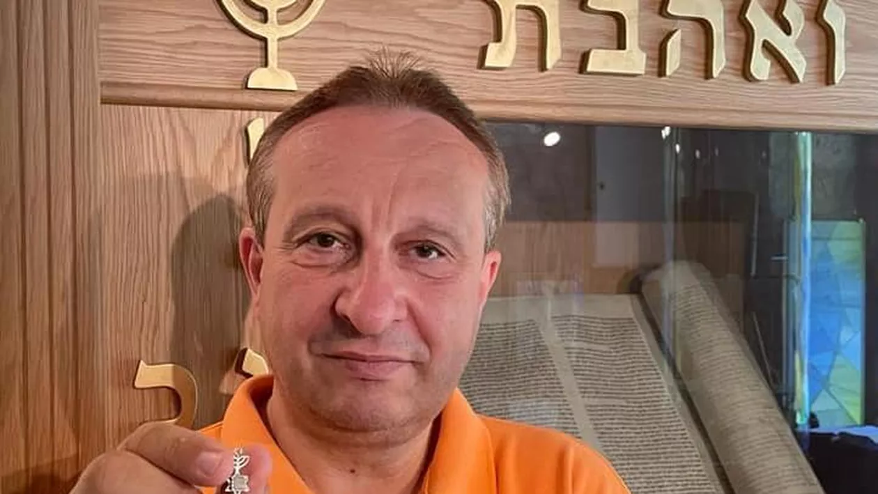Cea mai mică biblie din lume a fost achiziționată de un bărbat din Lugoj: „Poate fi citită cu un microscop special