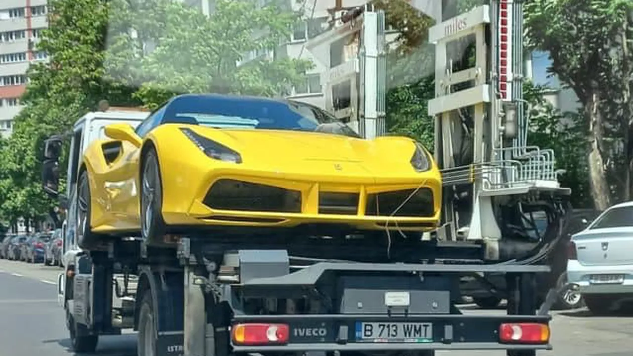 Ferrari parcat pe zebră în centrul Bucureştiului, ridicat de Poliţia Locală