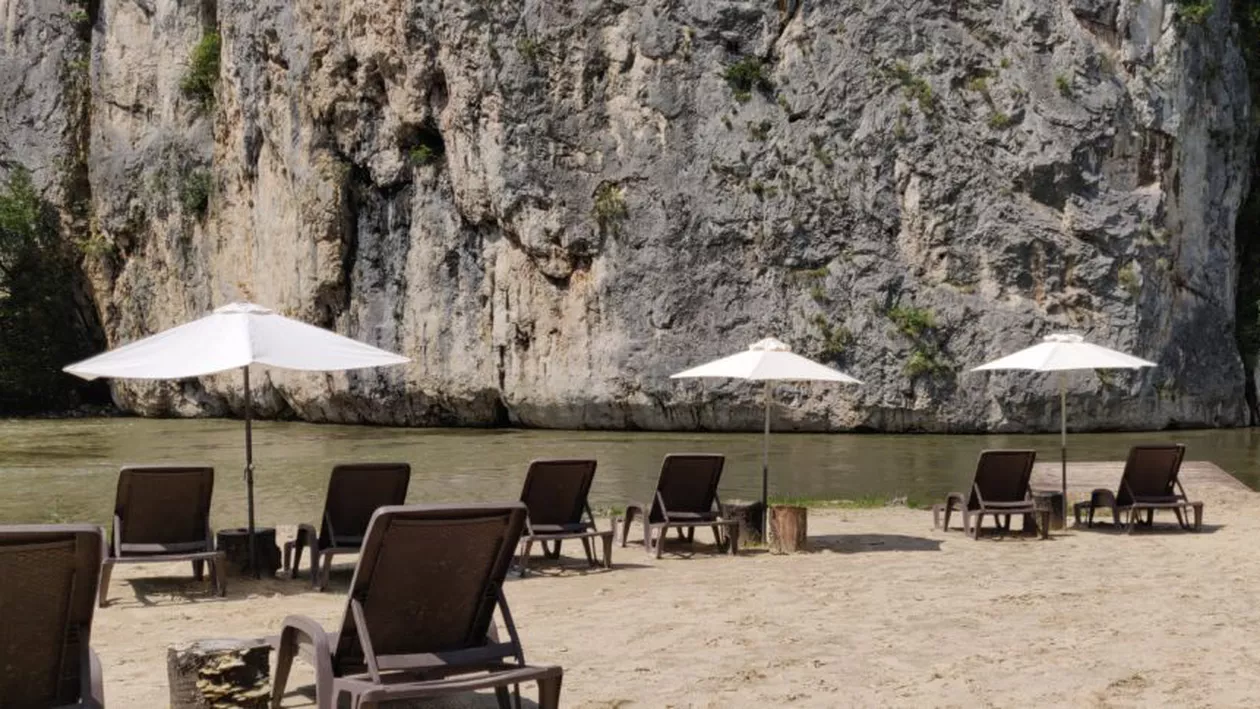 Plaja din România care seamănă cu destinațiile de lux din Thailanda. Se află în inima munților Apuseni