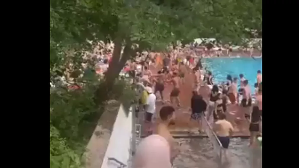 Bătaie generală la o piscină din Germania. 40 de persoane au fost implicate