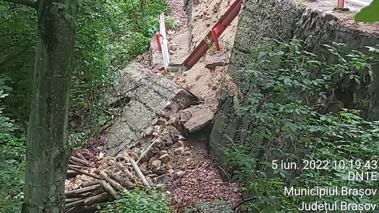 Trafic restricționat pe drumul care duce spre Poiana Braşov, după ce o porţiune a zidului de sprijin s-a prăbuşit (video)