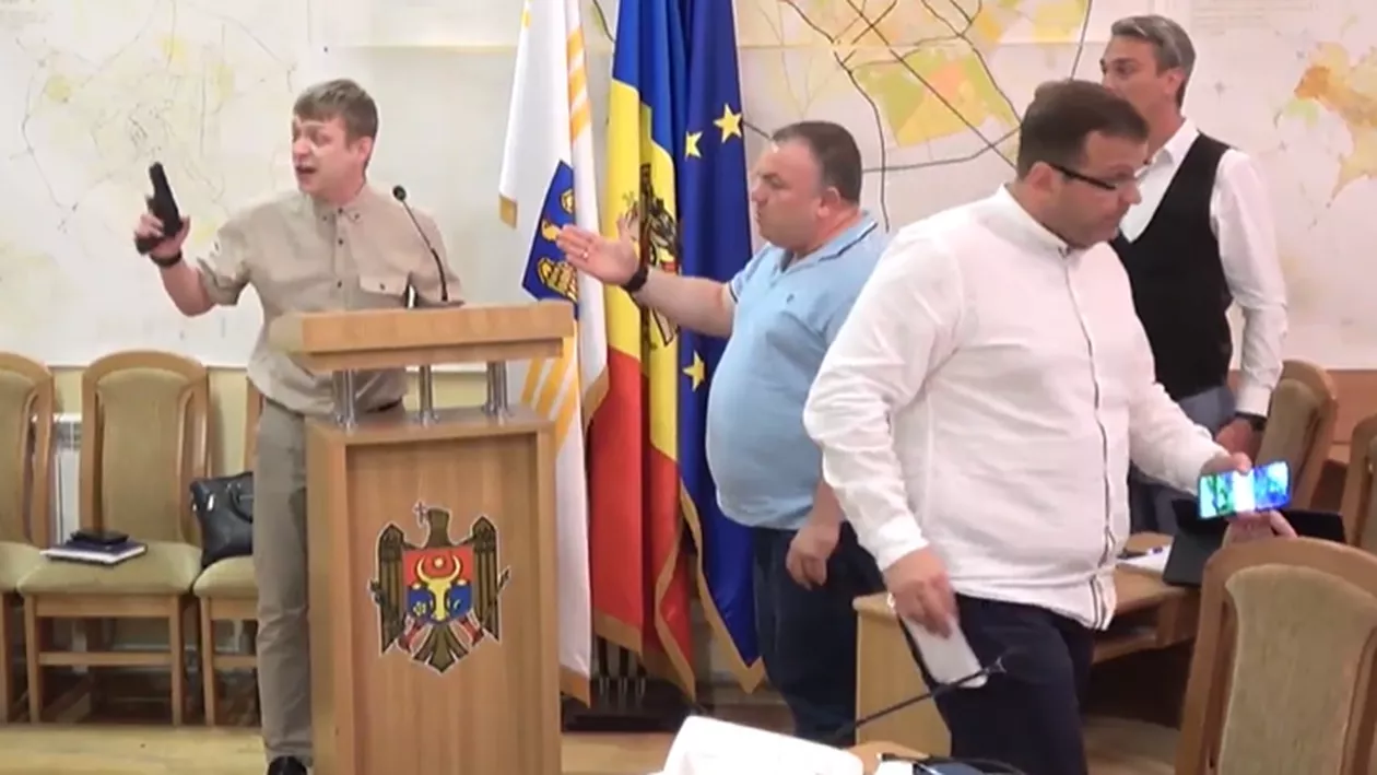 Reacția bizară a unui activist civic după ce consilierii locali din Chișinău nu au vrut să-l asculte: Am nevoie de trei minute. Bărbatul a scos pistolul (video)
