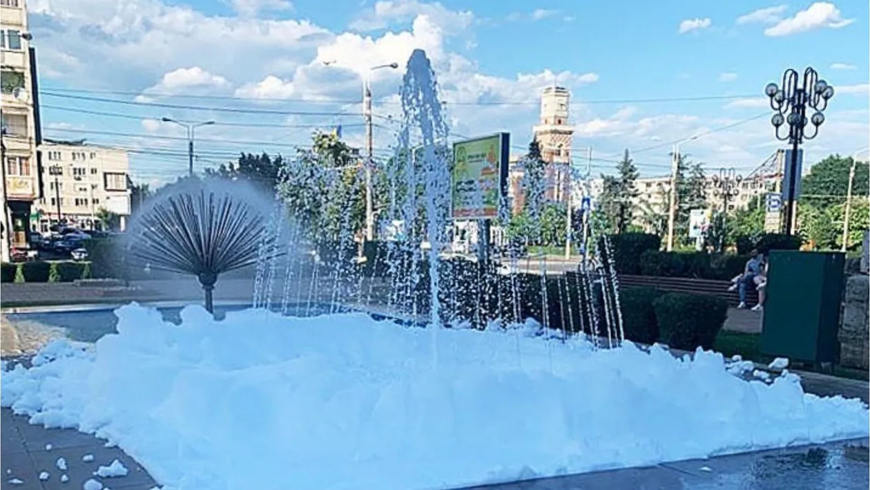 Fântâni arteziene pline de spumă, în centrul orașului Ploiești