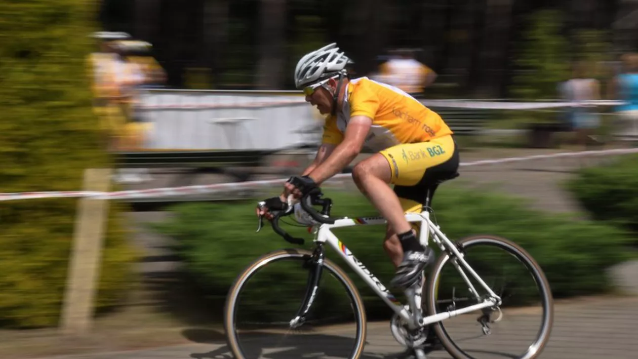 Un biciclist care participa la o strângere de fonduri a murit chiar înainte de linia de sosire