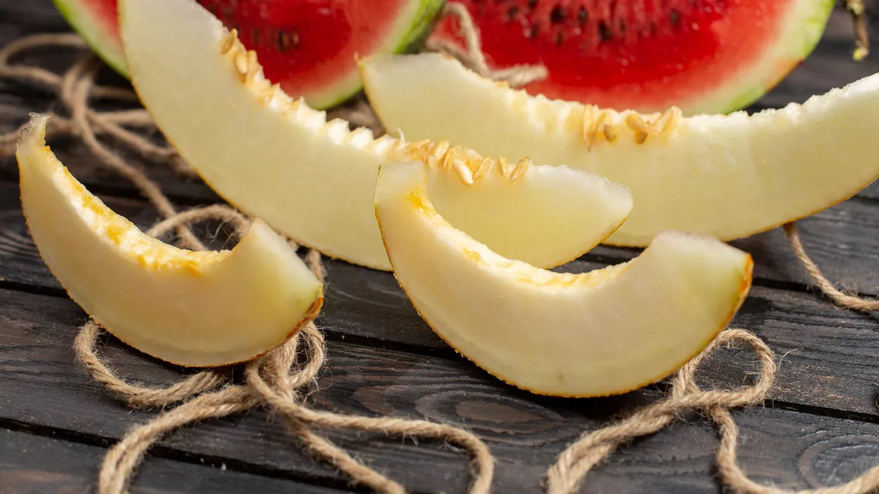 Ce se întâmplă, de fapt, dacă înghiţi sâmburi de pepene. Beneficiile neștiute pe care le oferă organismului