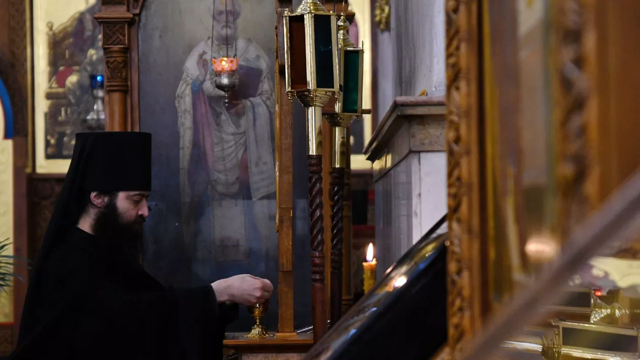 Bombardamentele regulate nu pot ucide credința. Călugării unei mănăstiri din Ucraina rămân loiali Moscovei, rugându-se pentru pace