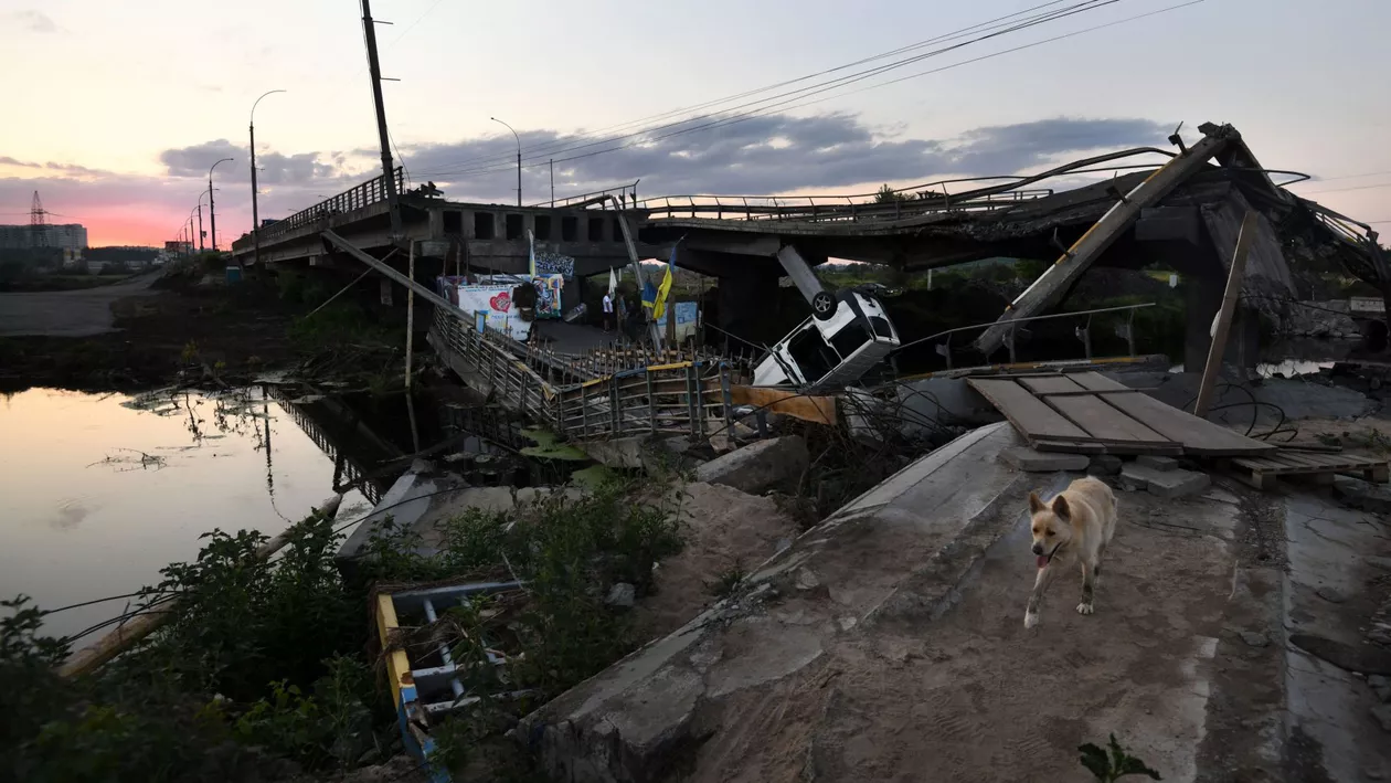 Ucrainenii au reconstruit un pod feroviar distrus de bombele rusești într-un timp-record: „Unii spun că a doua armată sunt căile ferate”