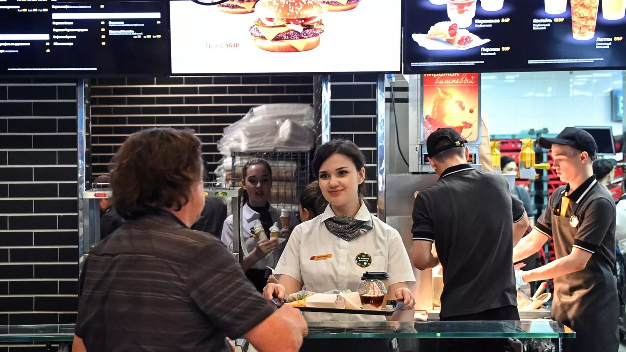 McDonald’s-ul pe stil rusesc a stabilit un record absolut de vânzări în ziua deschiderii: „Nu am văzut niciodată o astfel de cifră de afaceri”