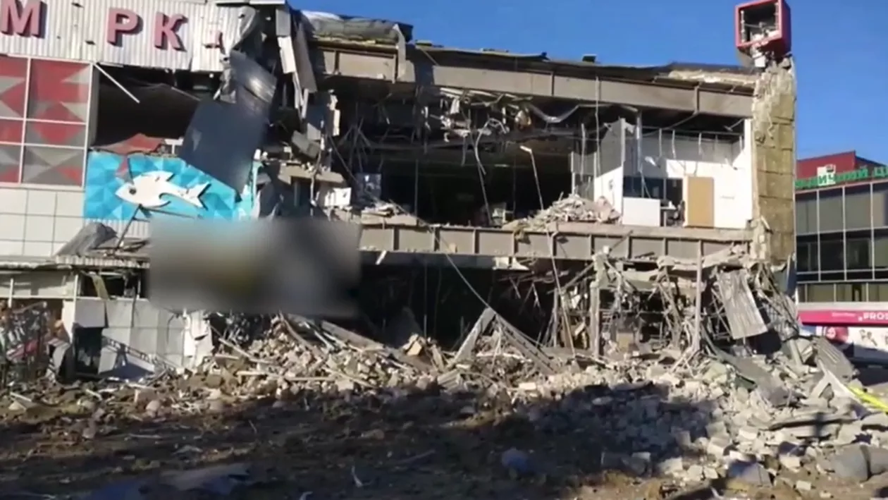 Momentul în care o rachetă lovește un centru comercial din Harkov (video)