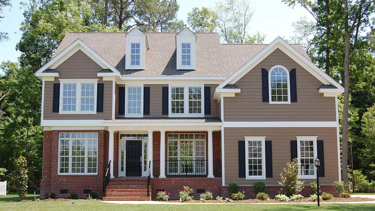 Casă și teren de 4.300 mp la doar 1.800 de euro. În ce oraș din România poți găsi o astfel de ofertă