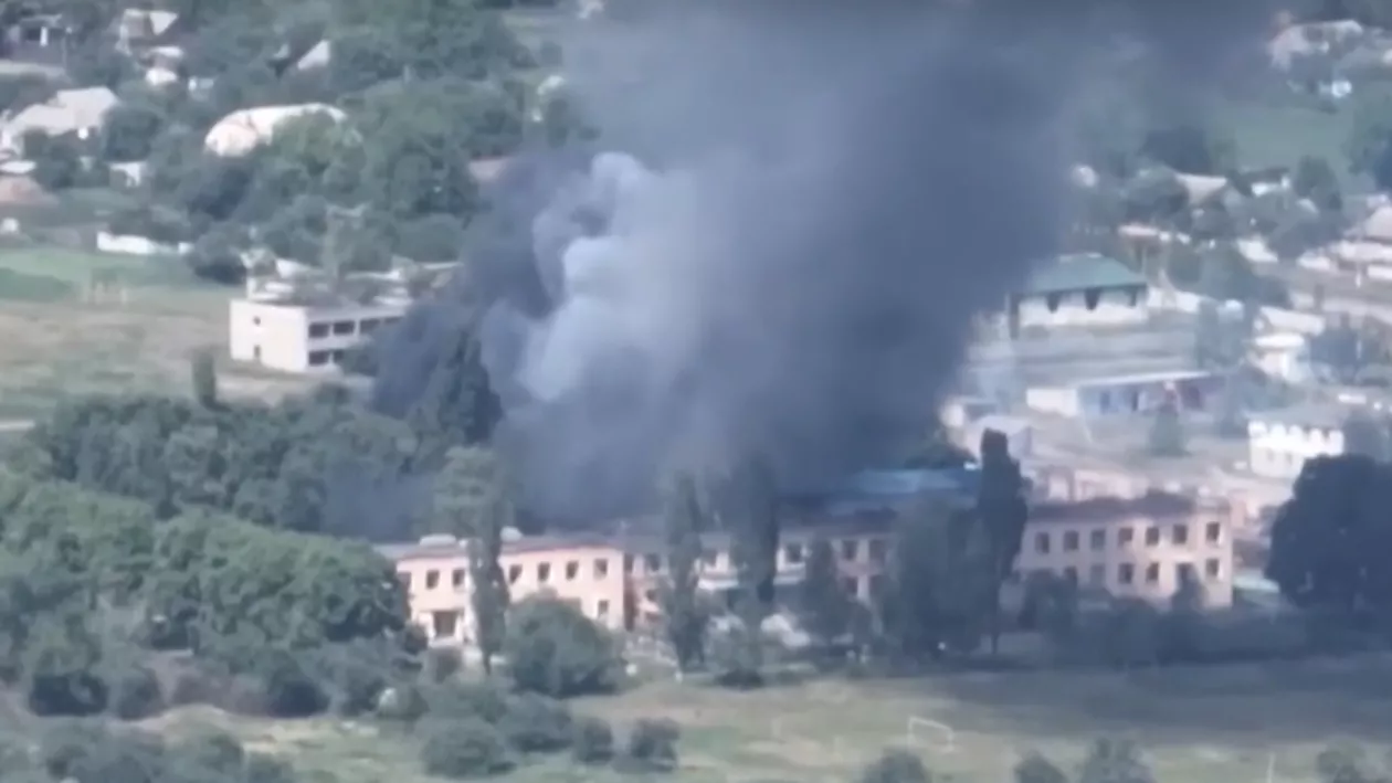 Momentul în care armata ucraineană distruge un mare depozit de echipamente (video)