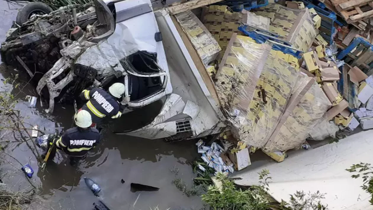 Un tir încărcat cu dulciuri a ajuns în albia unui râu din județul Vaslui. Șoferul și un pasager au fost răniți