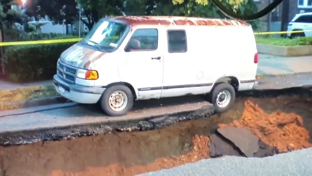 Un autoturism a fost „înghițit” de un crater din asflat. Mașina a căzut într-o groapă adâncă de câțiva metri (VIDEO)