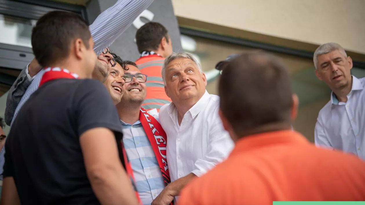Viktor Orban, primit ca un erou la meciul de inaugurare a noului stadion din Miercurea Ciuc. Fanii au aprins torțe, iar pe stadion a fost fluturat și drapelul cu cele două simboluri secuiești