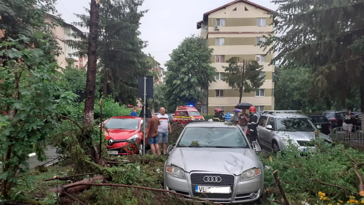 Cod roșu de furtună în Râmnicu Vâlcea: Acoperișuri de bloc smulse de vânt (VIDEO)