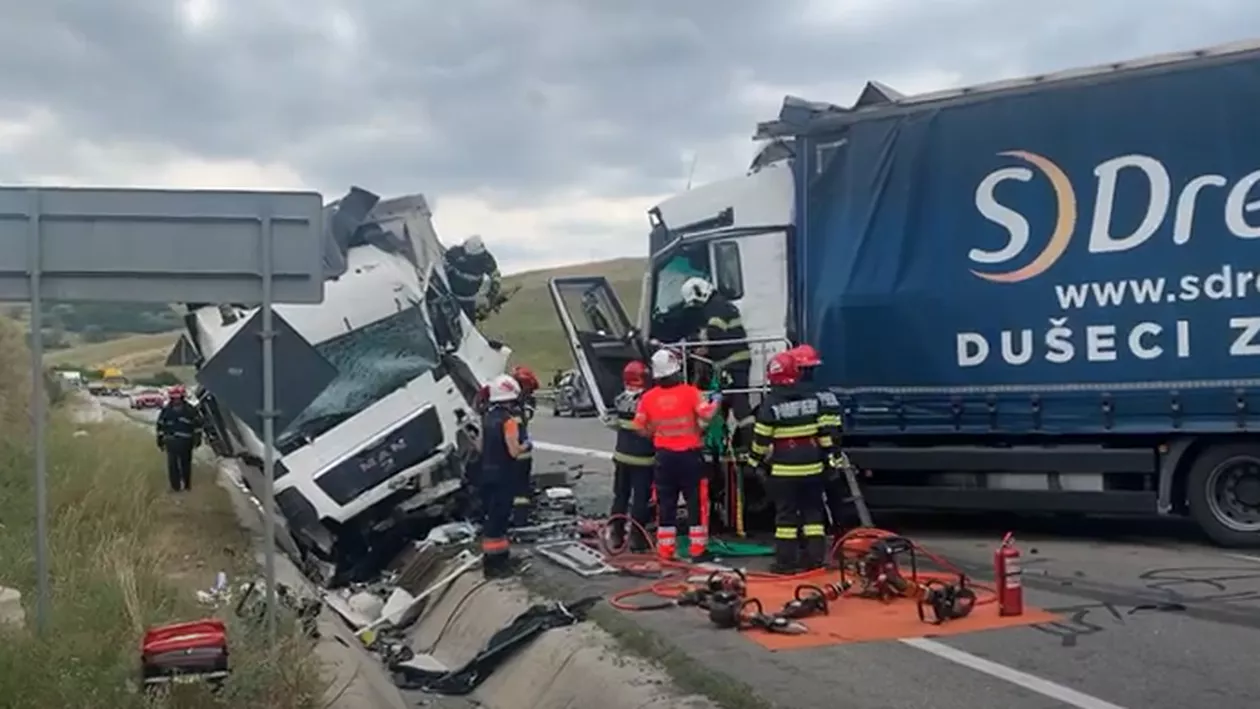 Accident grav lângă Cluj: În urma impactului dintre două autocamioane, ambii șoferi au rămas încarcerați