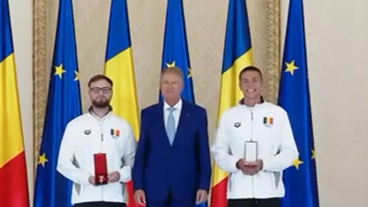 Campionul David Popovici și antrenorul acestuia, Adrian Rădulescu, decorați de Klaus Iohannis: „Dovediți în fiecare zi prin exemplul personal, o conduită morală de excepție, disciplină, maturitate și modestie”