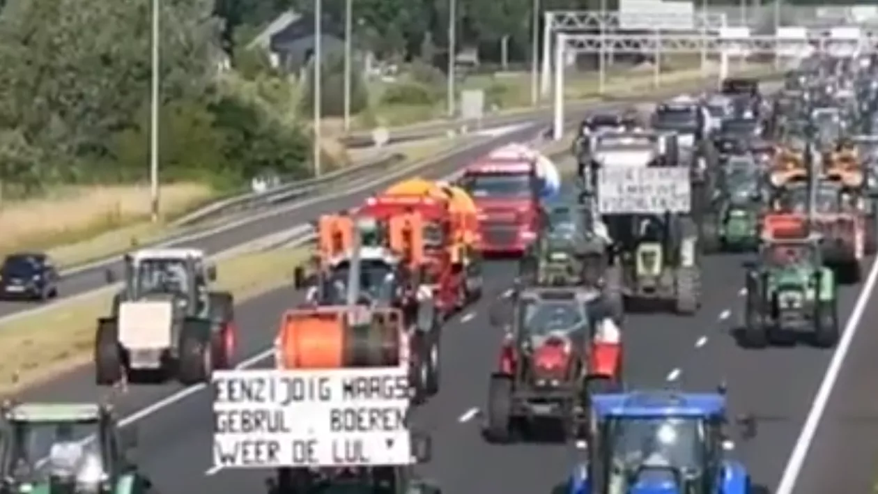 Olanda vrea să scadă cu 30% numărul animalelor de fermă, pentru a reduce poluarea. Fermierii furioși protestează în toată țara (FOTO, VIDEO)