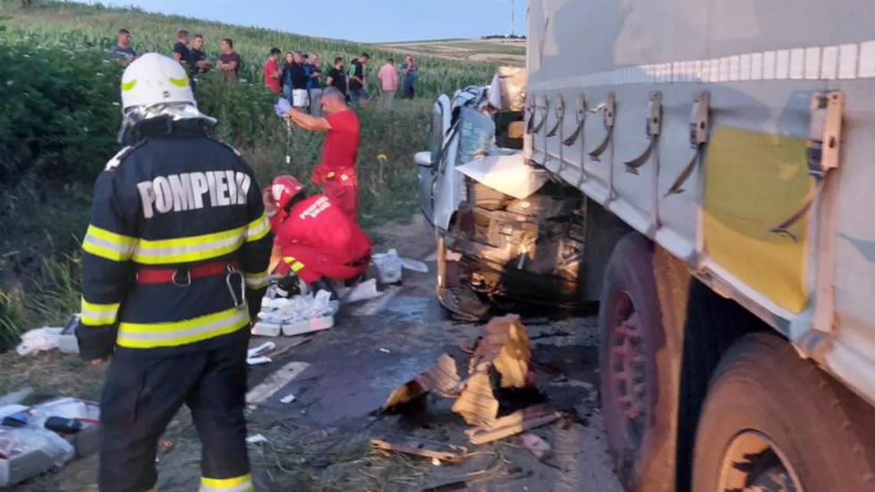 Cel puțin două persoane au murit în urma unui accident din Vaslui. A fost activat Planul Roşu de Intervenție